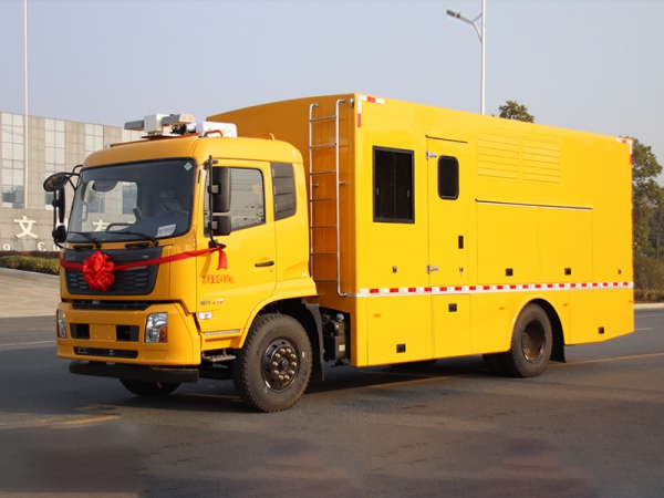 شاحنة الصرف Dongfeng 3000 متر مكعب