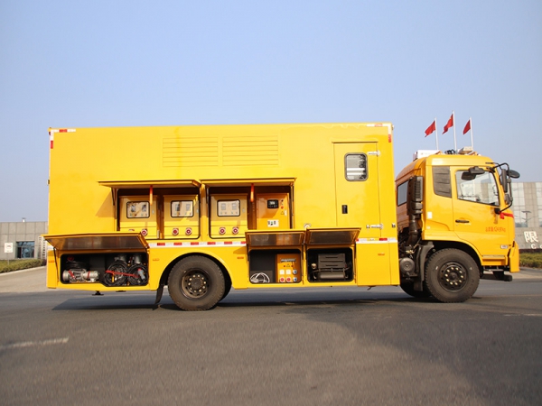 شاحنة الصرف Dongfeng 3000 متر مكعب