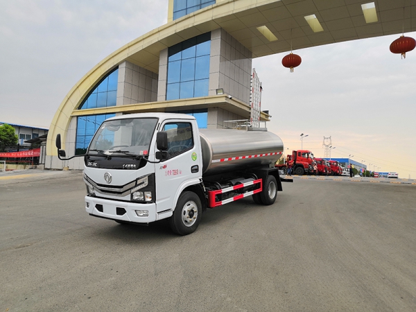 Dongfeng Dolica 4.7 square meters milk tanker truck