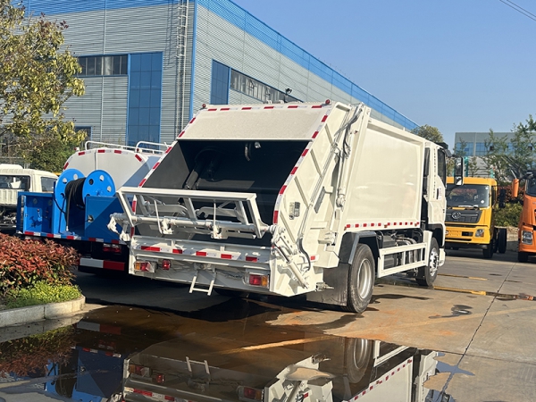 Isuzu 12 cubic meters compressed garbage truck